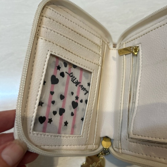 Luv Betsey Johnson Cat Face Wallet With Gold Hardware Hand Carrying Zip Rose - Picture 4 of 7